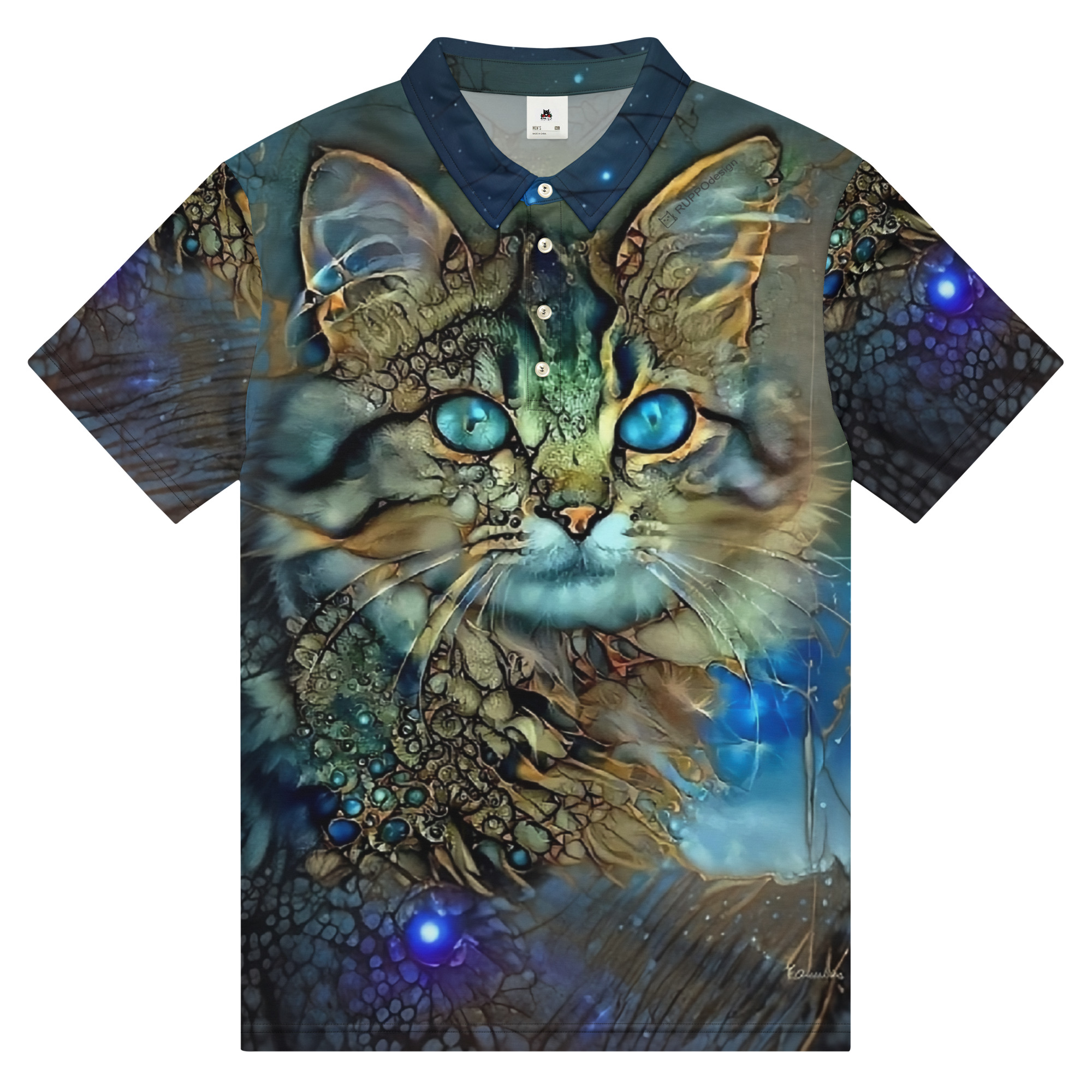 mens-all-over-print-slim-fit-polo-shirt-black-front-693480f35a5c0.jpg Dreamcat Herren-Polo – schmaler Schnitt, leichtes Jersey, Allover-Katzenmotiv in Blau/Gold.