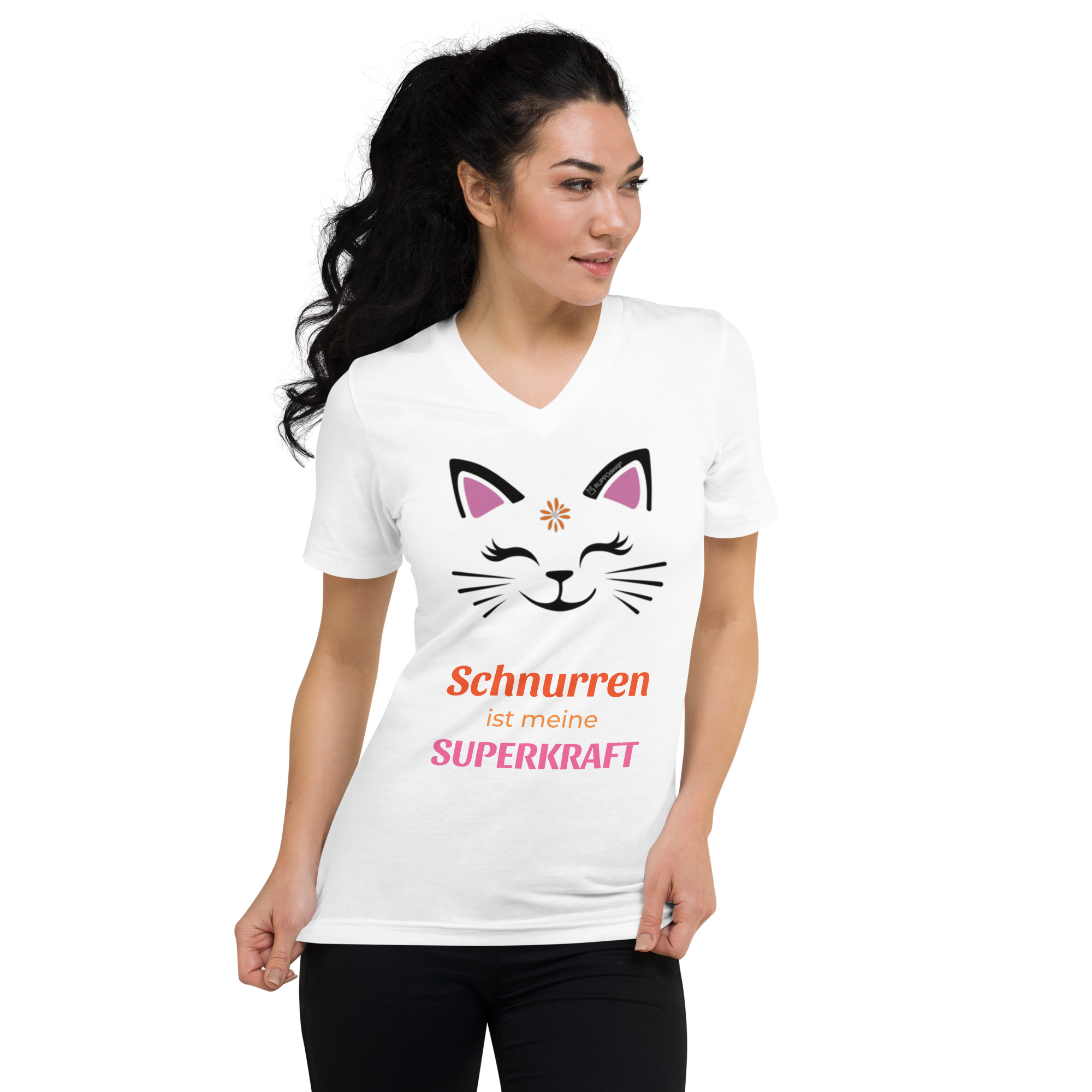 Purrcat T-Shirt mit V-Ausschnitt von RUPPOdesign: „Schnurren ist meine Superkraft“ – weiche Baumwolle, schmeichelnder Schnitt,.