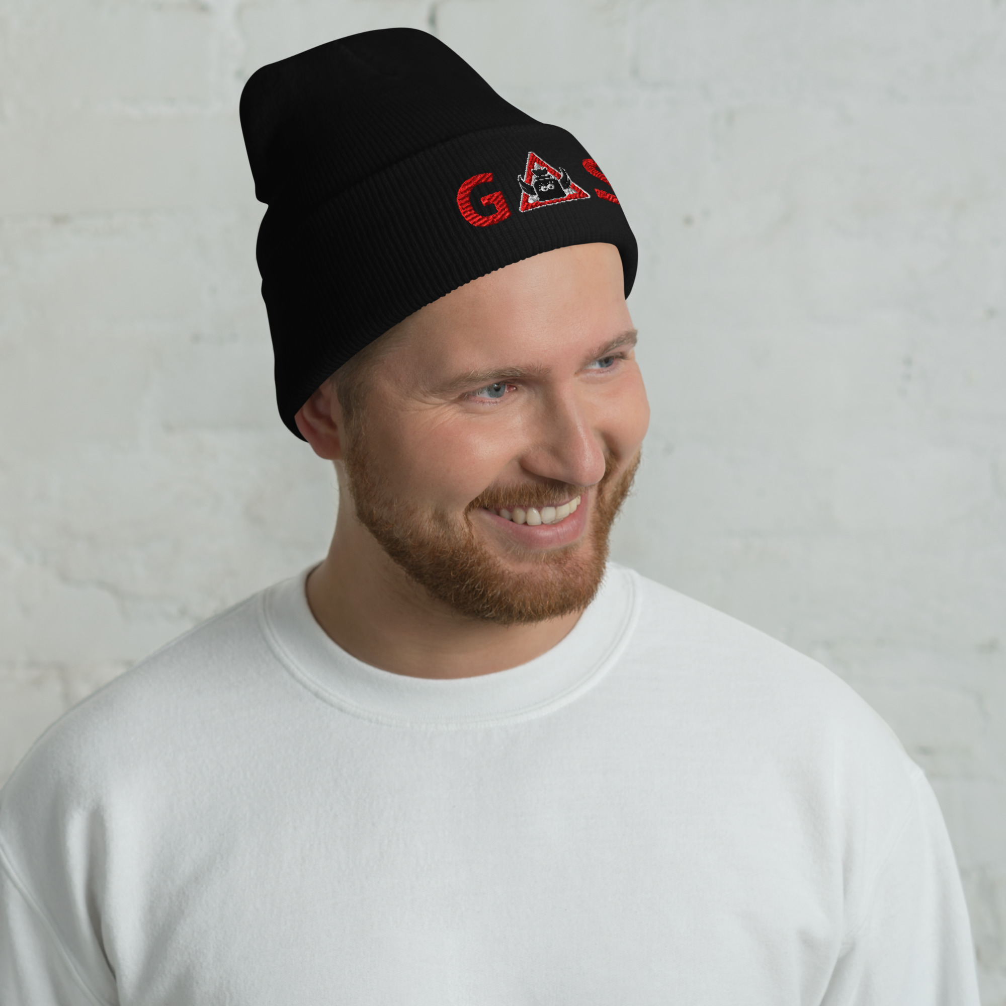 G.A.S. Beanie mit Stickerei – kuschelige Unisex-Mütze mit gesticktem Club-Logo und Warndreieck.