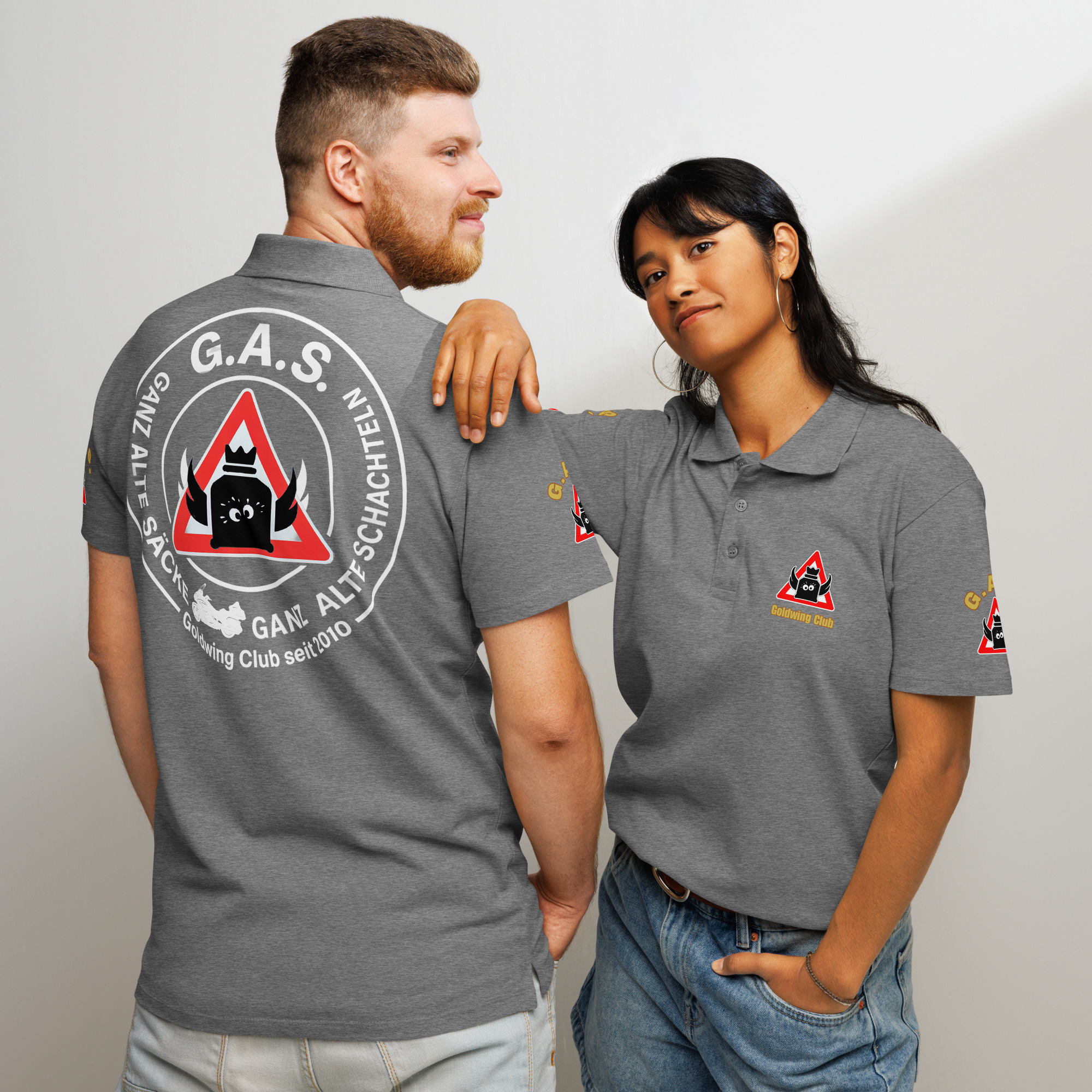 unisex-premium-pique-polo-shirt-grey-melange-front-and-back-69590cc39ecbd.jpg Poloshirt GAS-bedruckt für Treffen, Events und Ausfahrten in schwarz, rot oder grau.
