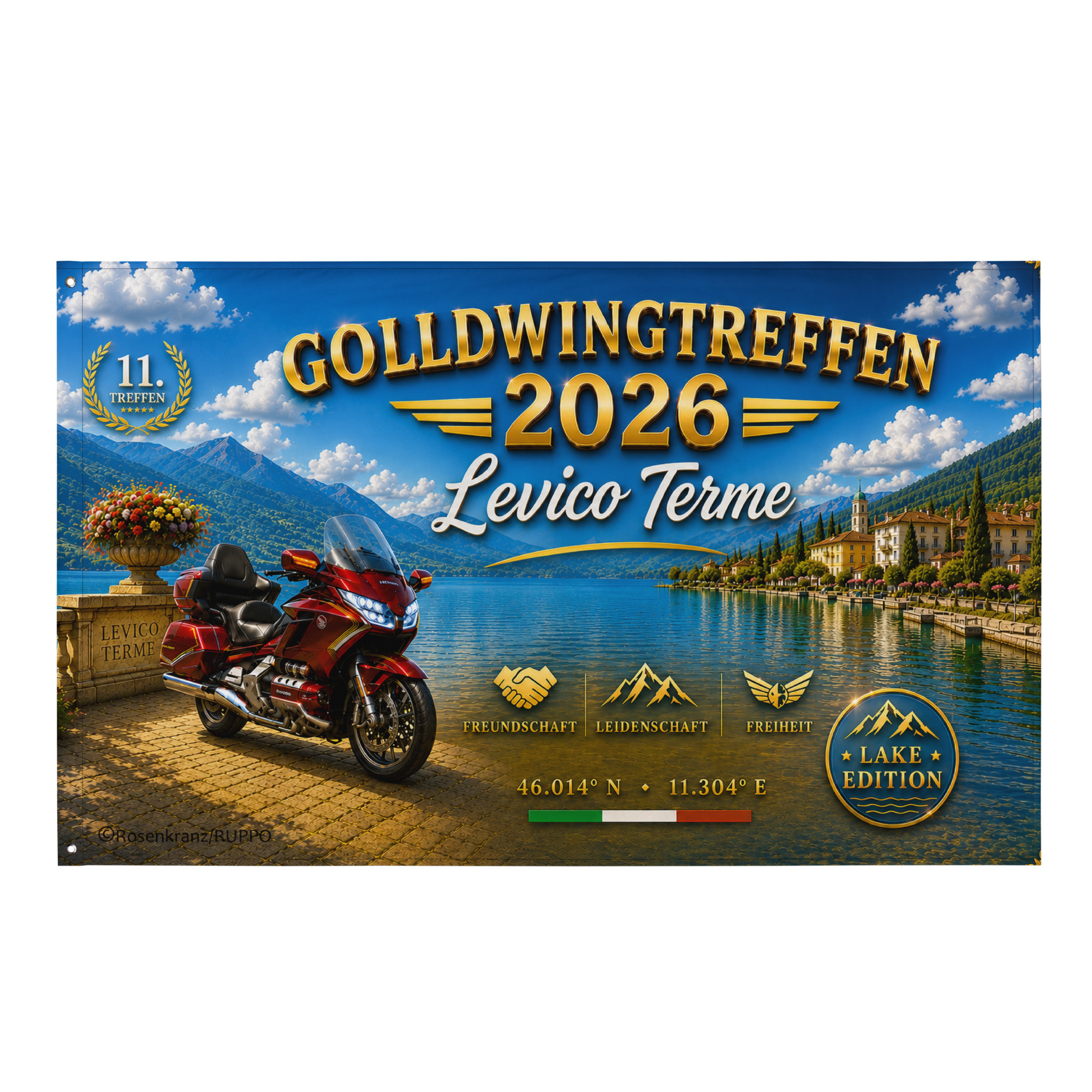 Flagge mit dem offiziellen Goldwingtreffen Levico Terme 2026 Motiv. Zu sehen sind eine rote Honda Gold Wing, der Levico-See, die Alpenkulisse und die Aufschrift „Goldwingtreffen 2026 – Levico Terme“.