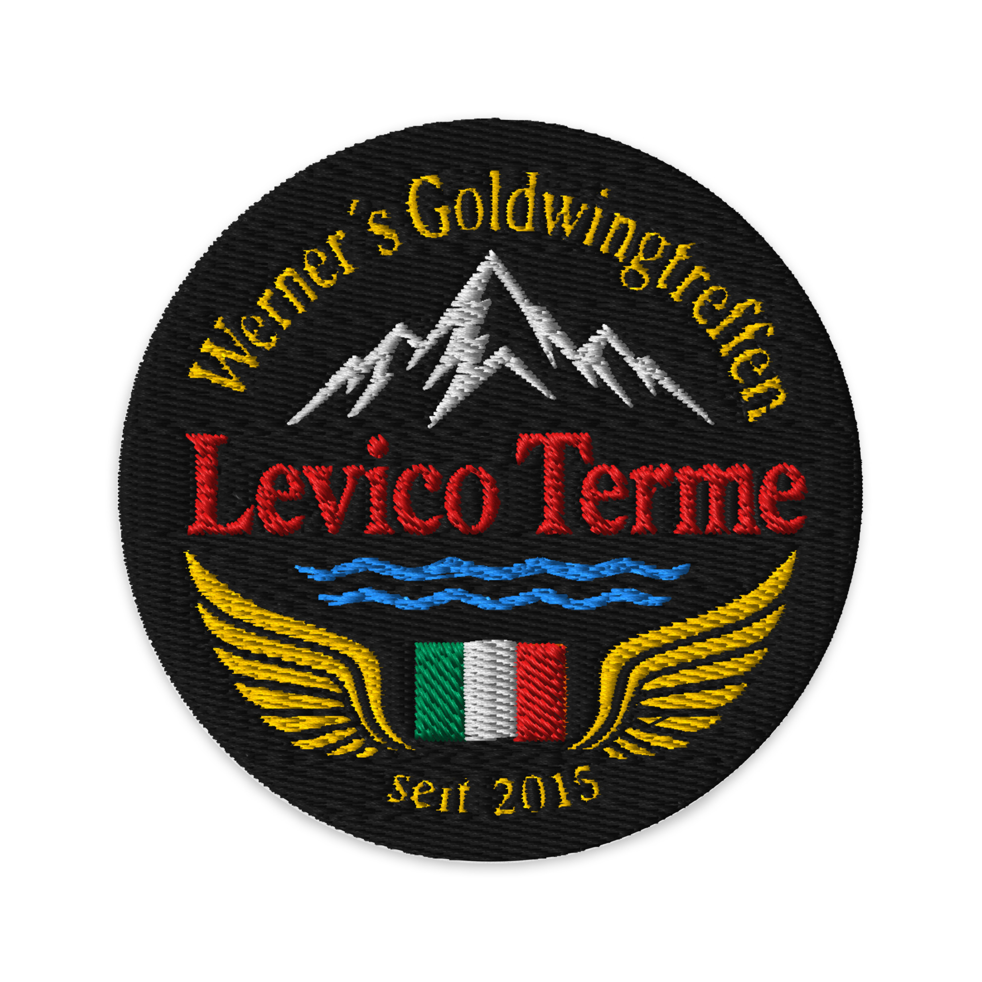 Der hochwertig gestickte Levico Terme Premium-Patch zeigt die stilisierten Berge des Trentino, die Wellen des Levicosees, die italienische Flagge und goldene Flügel als Symbol für Freiheit und Gemeinschaft. Der Aufnäher eignet sich für Motorradwesten, Jacken, Poloshirts, Caps, Taschen und viele weitere Textilien.