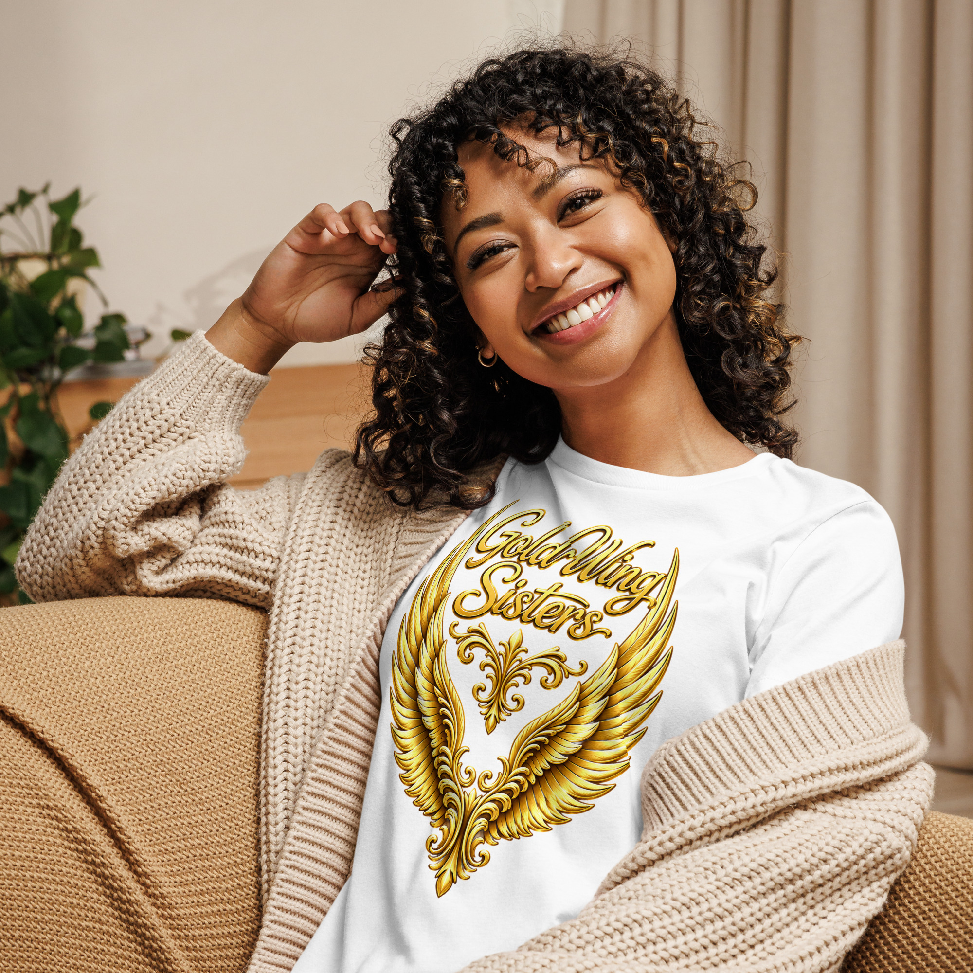 GoldWing Sisters Damen T-Shirt in Weiß mit goldenem Flügel-Design